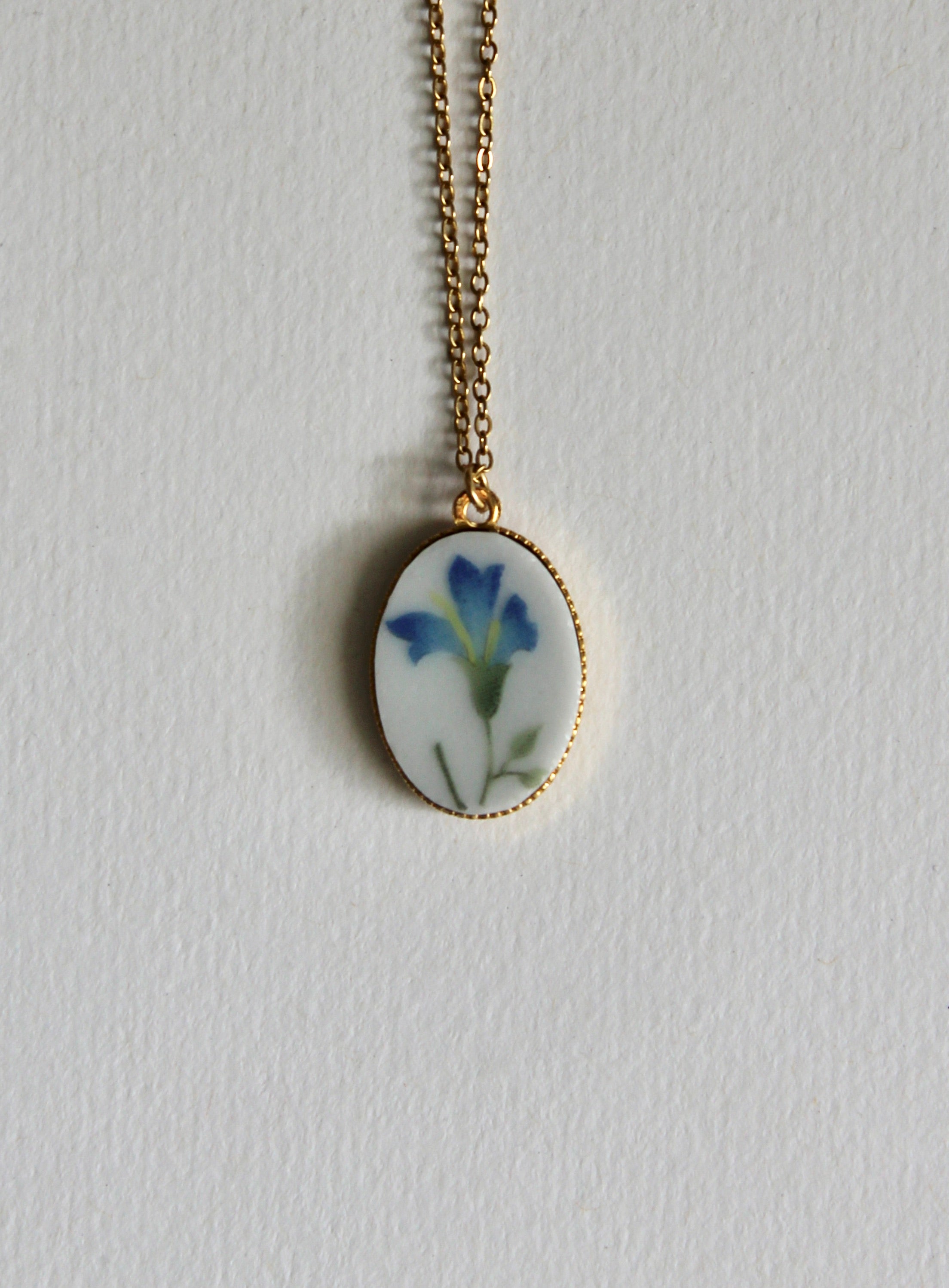 Collier Iris bleue